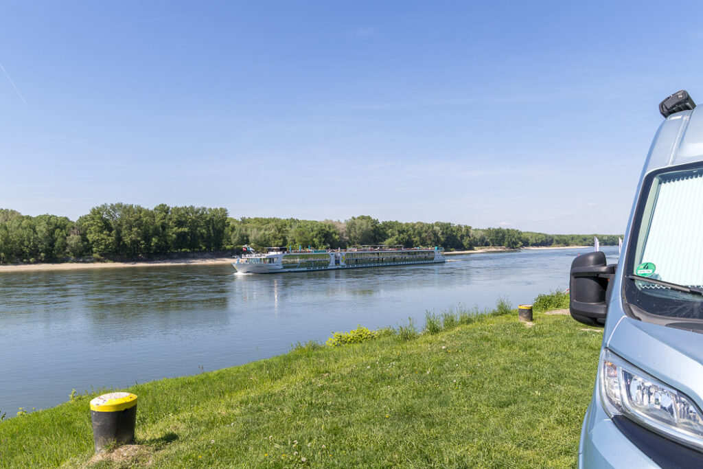 Från vår plats direkt på flodbanken kunde vi se pråmarna glida förbi på Donau.