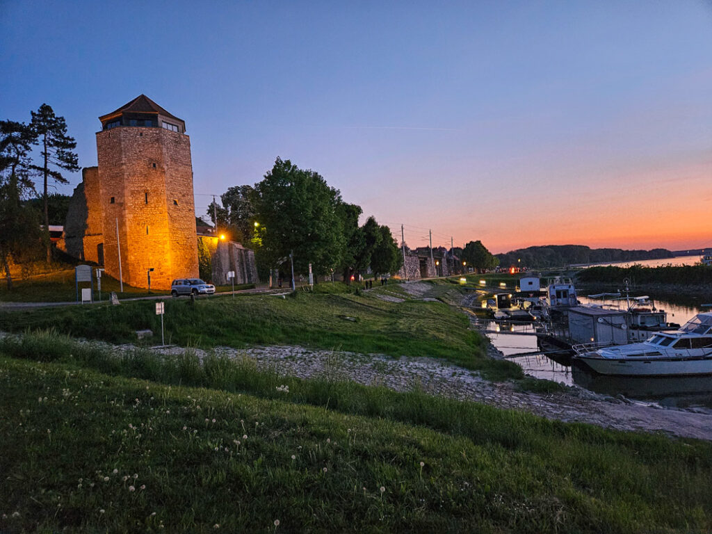 Stadsmuren precis bredvid parkeringen.