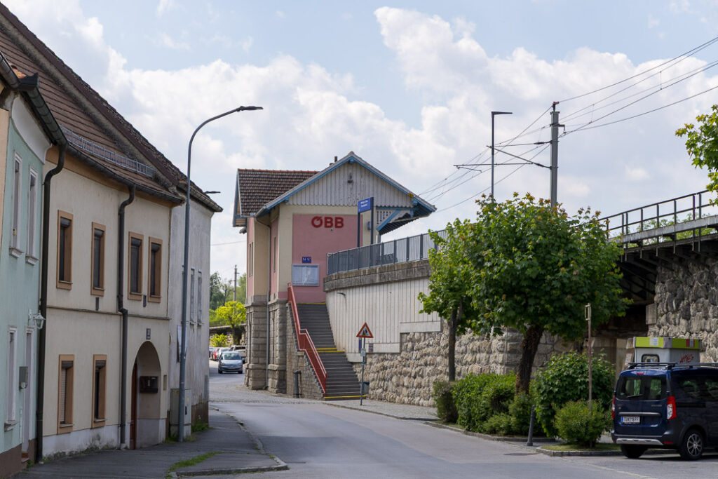En liten järnvägsstation i Hainburg un der Donau.
