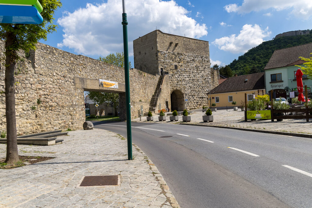 Stadsmuren precis bredvid parkeringen.