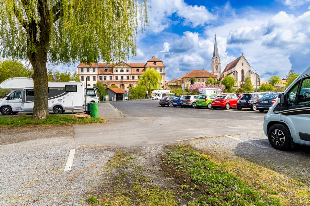 Utsikt mot staden från ställplatsen som är belägen i kanten på en parkering i Hammelburg.