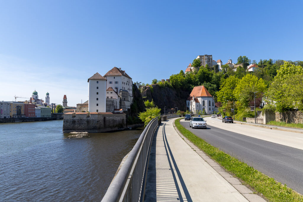 Här ansluter den lilla floden Ils till Donau.