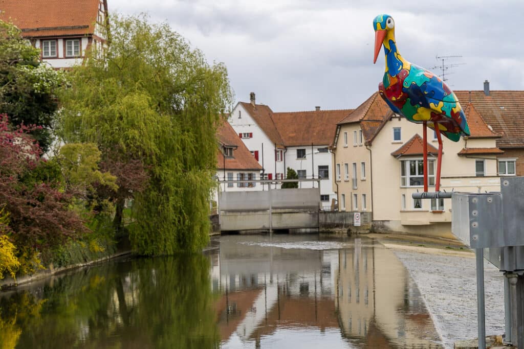 En färggrann stork spanar ut över Donau.