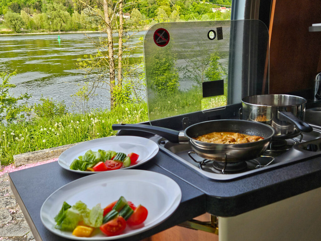 Matlagning vid strandkanten till Donau.