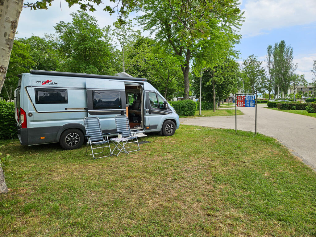 Vi fick en stor hörntomt på Balatontourist Camping & Bungalows Füred.