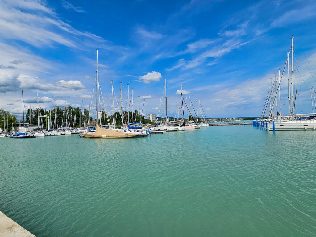 Båthamnen direkt nedanför campingen i Balatonfüred.