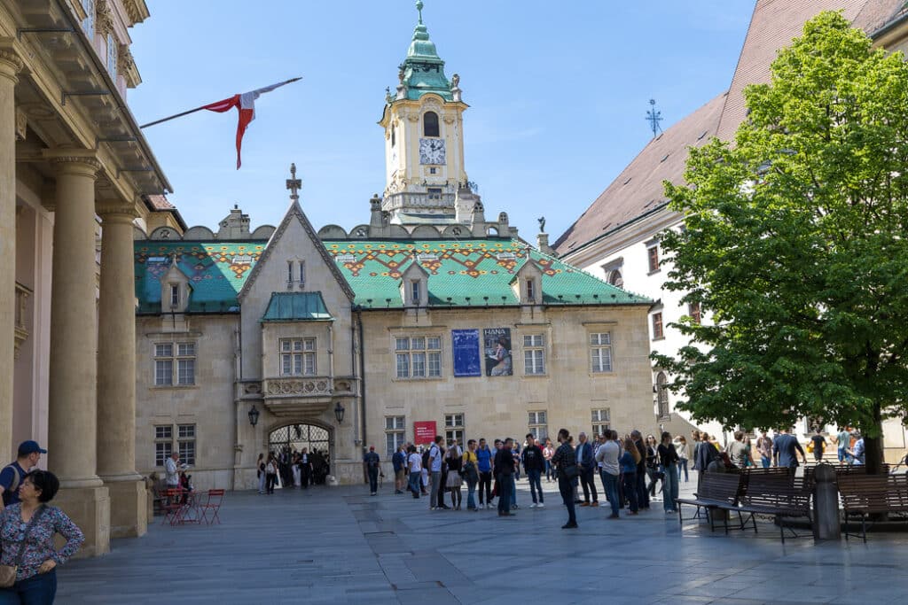 Gamla Rådhuset från 1400-talet är en av de äldsta byggnaderna i Bratislava och ligger i Gamla stan.