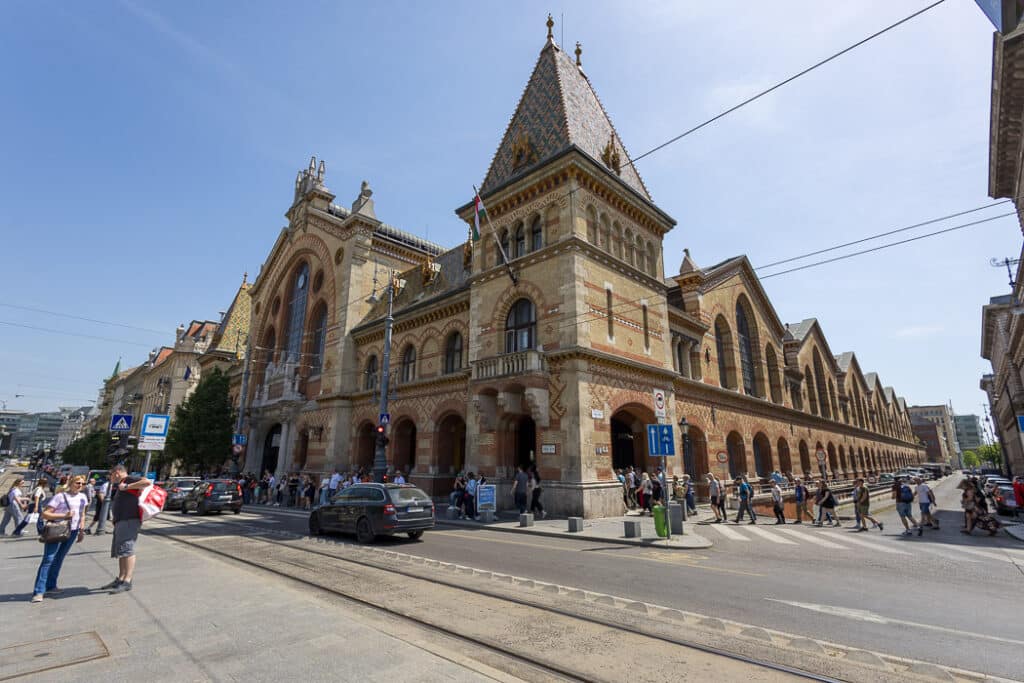 Stora Saluhallen i Budapest med ett tak som är täckt av keramiska plattor.