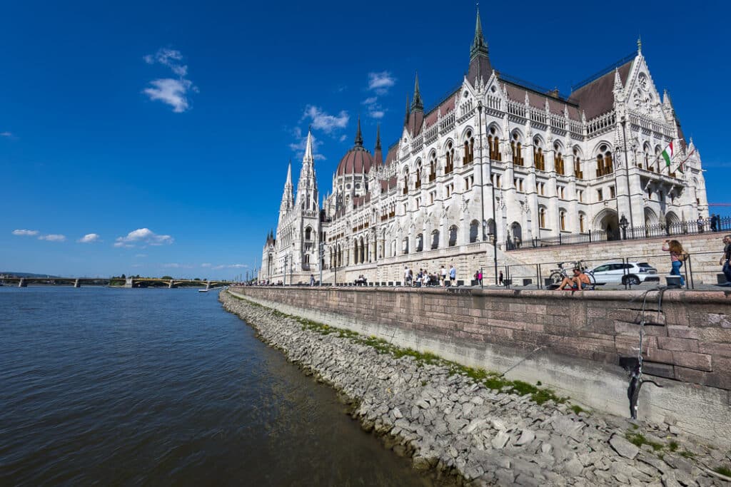 Budapests parlamentsbyggnad vid Donaus strand är otroligt mäktig.