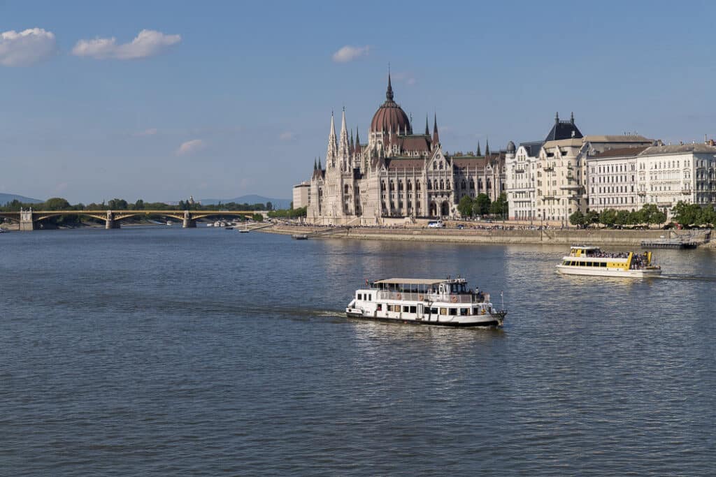 Båttrafik på Donau med Parlamentet i bakgrunden.