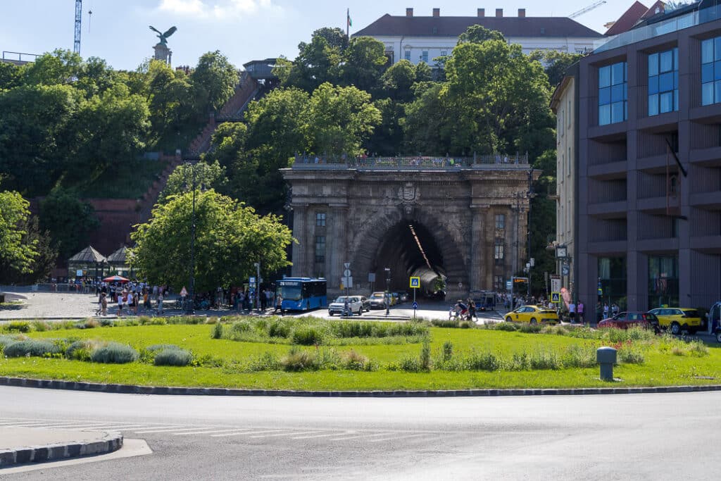 Buda slottstunnel, skär igenom Slottsbacken (Várhegy) under Budaslottet.
