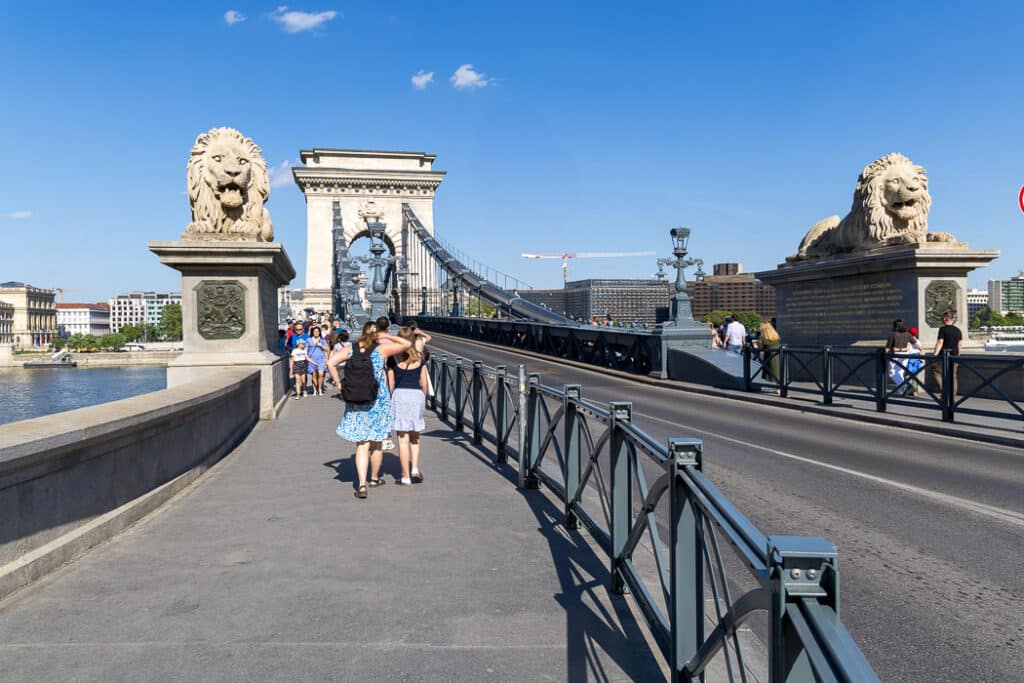 Kedjebron är ett av Budapests mest ikoniska landmärken och förbinder den historiska delen Buda med den livliga delen Pest.