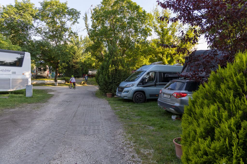 Vår plats på Haller camping, som är centralt belägen i Budapest.