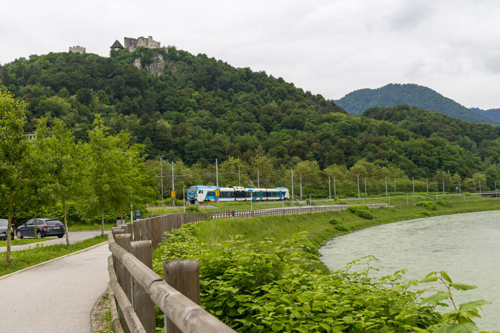 Högst uppe på berget ligger gamla slottet i Celje.