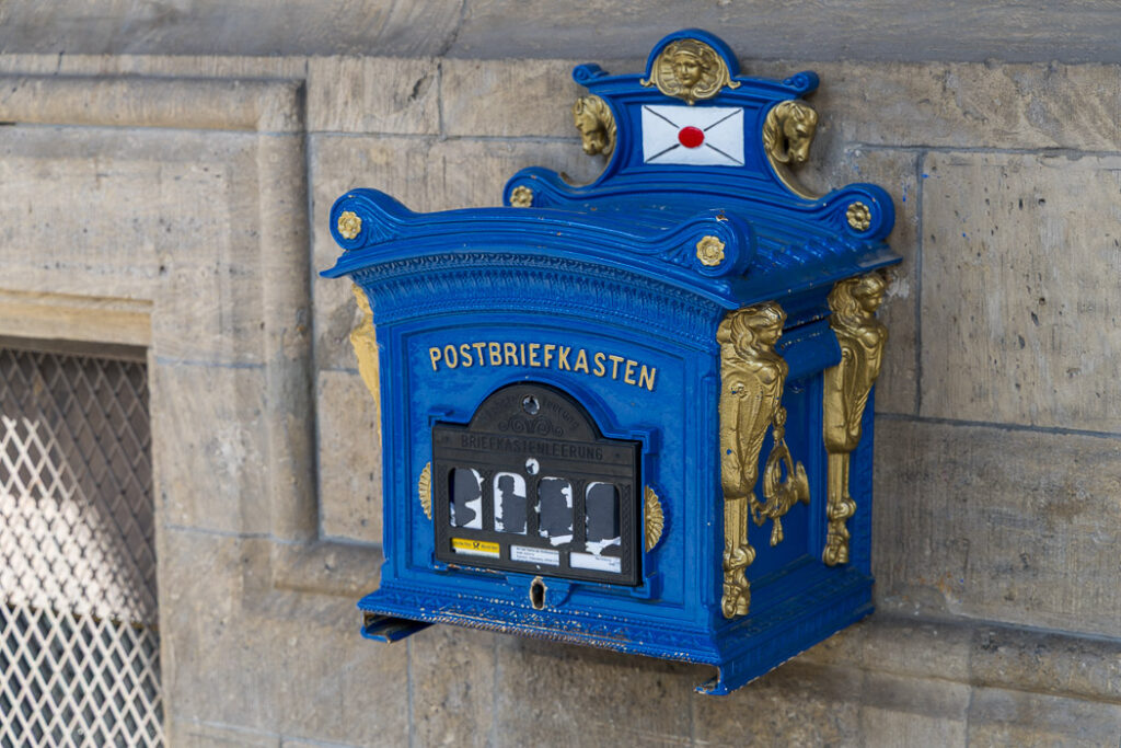 En historisk brevlåda vid Rådhuset.