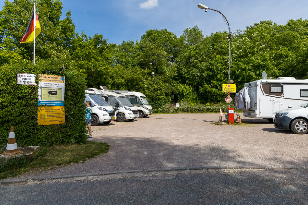 Ställplatsen i Erfurt. Bilden visar infarten där lite längre bilar fick stå. Vi vart anvisade en jättetrång plats där det var svårt att komma ut nästa morgon.