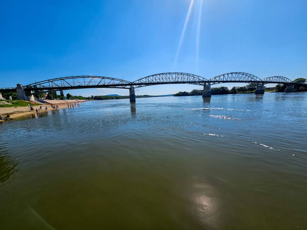 Här rinner den mäktiga Donau genom Esztergom strax utanför campingen.