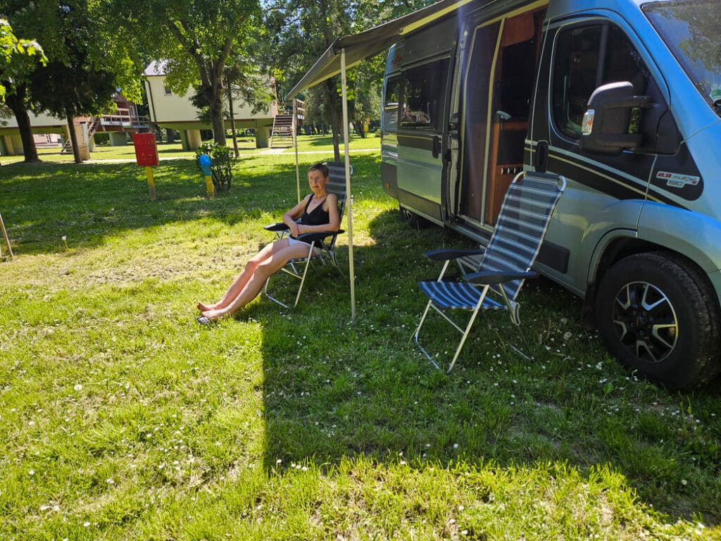 Esztergom Gran camping. I bakgrunden syns stugorna stå på pelare för att klara översvämning.