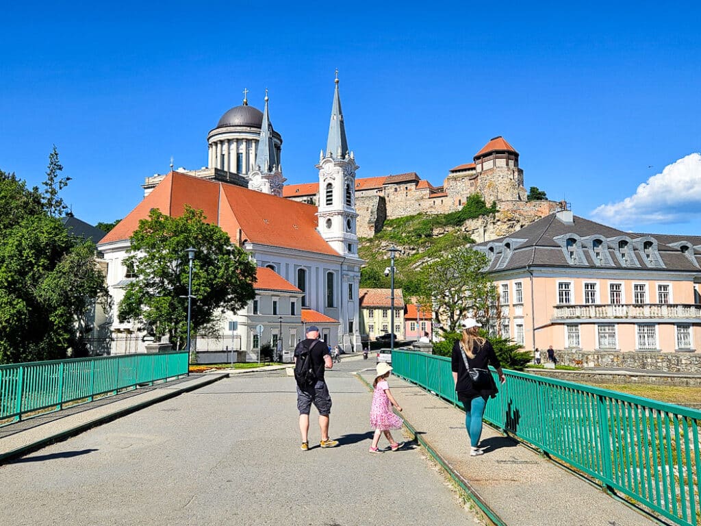 Uppe på en kulle med utsikt över Donau ligger Esztergom-basilikan, som är Ungerns största kyrka. Den står som en imponerande symbol för Ungerns tro, historia och skönhet och lockar besökare från hela världen.