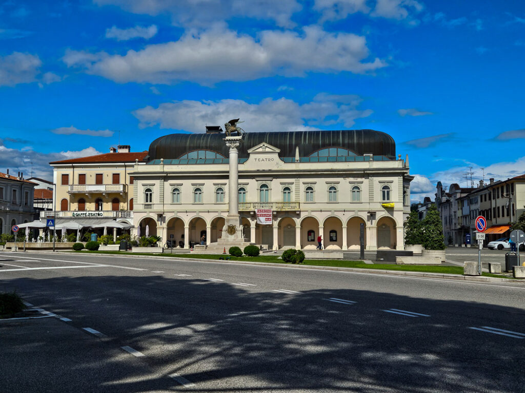 Framför teatern i Gradisca ďIsonzo står en kolonn med Venedigs Markuslejon på toppen, vilket är en symbolisk hyllning till stadens historia och dess kopplingar till Venedig.