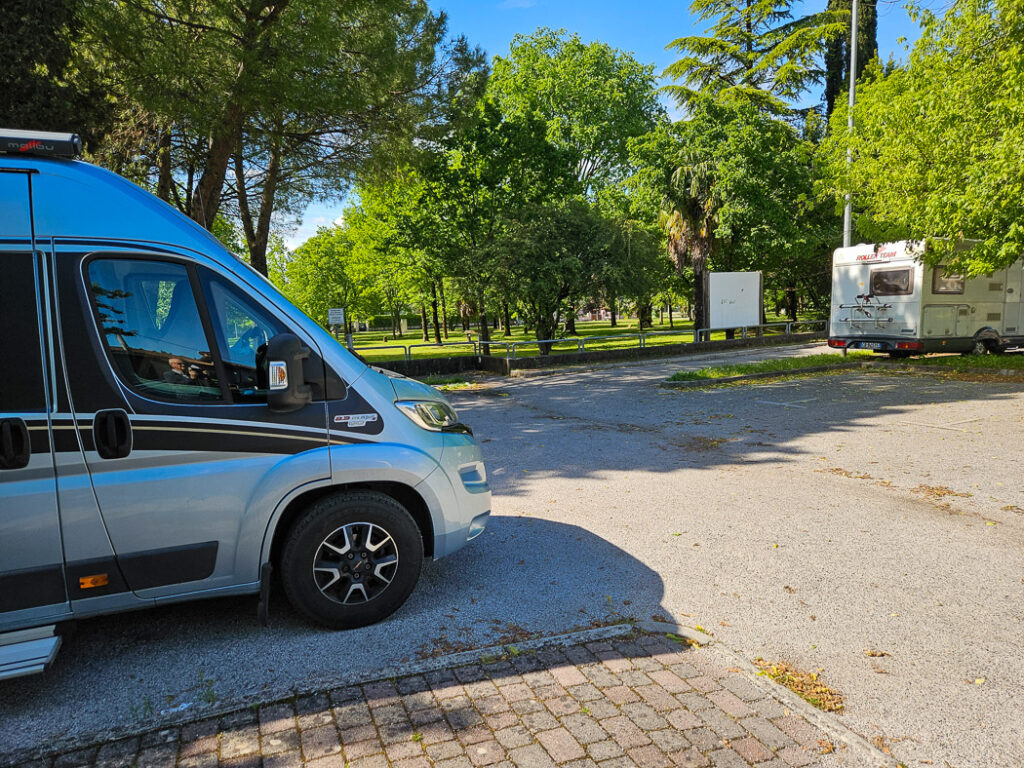 Gratisställplatsen i Gradisca ďIsonzo fungerade bra för oss med kort bil (6,40).