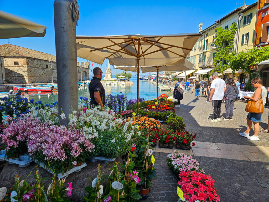 En annan del av den stora blomstermarknaden var vid hamnbassängen.