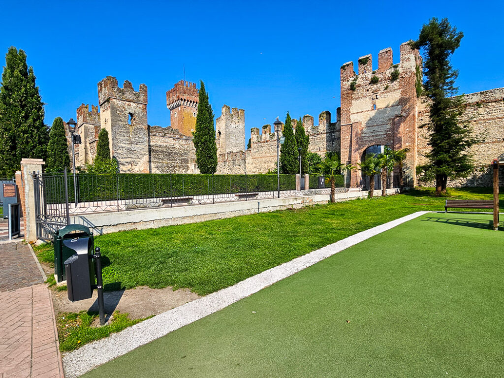 Castello Scaligero i Lazise, har en lång historia som sträcker sig tillbaka till 800-talet.