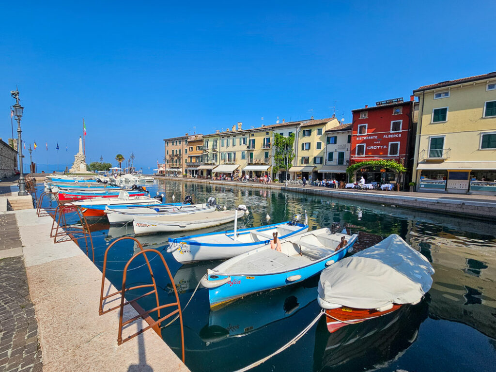 Hamnbassängen i Lazise.