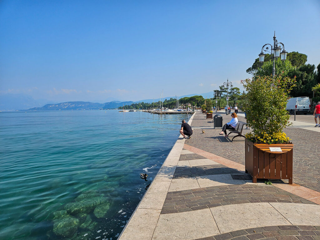 Strandpromenaden i Lazise.