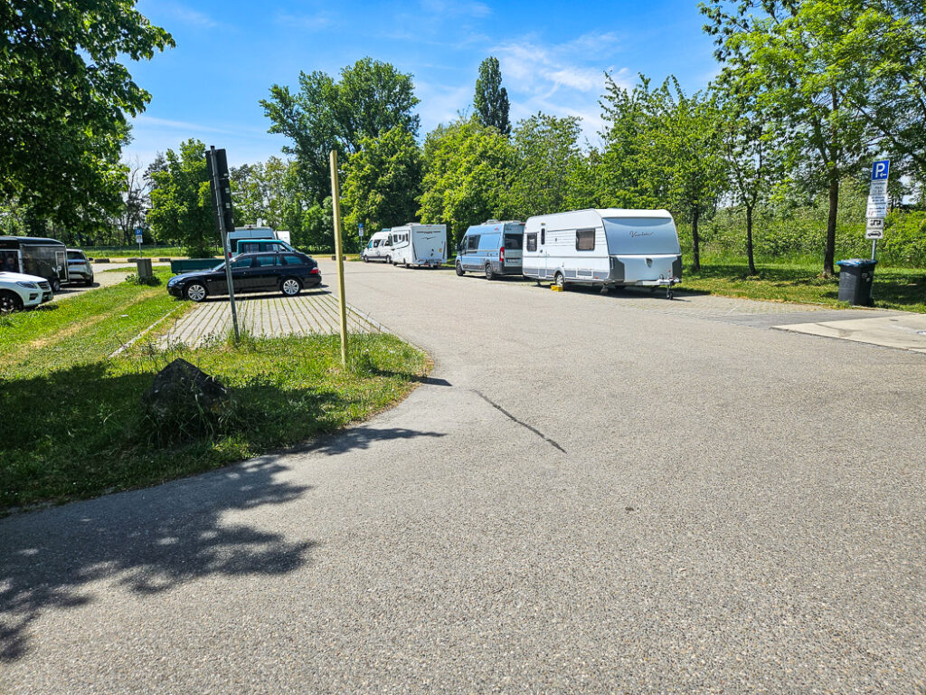 Ställplatsen i Manching är gratis med tömning och vattenautomat.