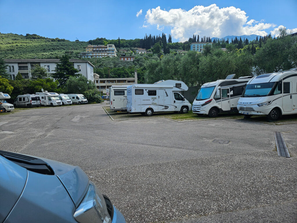 Ställplatsen bakom polishuset i Riva del Garda är ganska trång, men fungerar för oss.