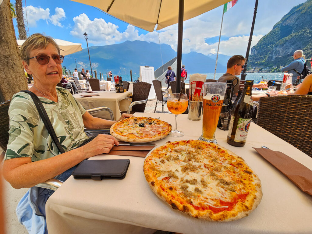 Tradition med pizza på favoritstället i Riva del Garda.
