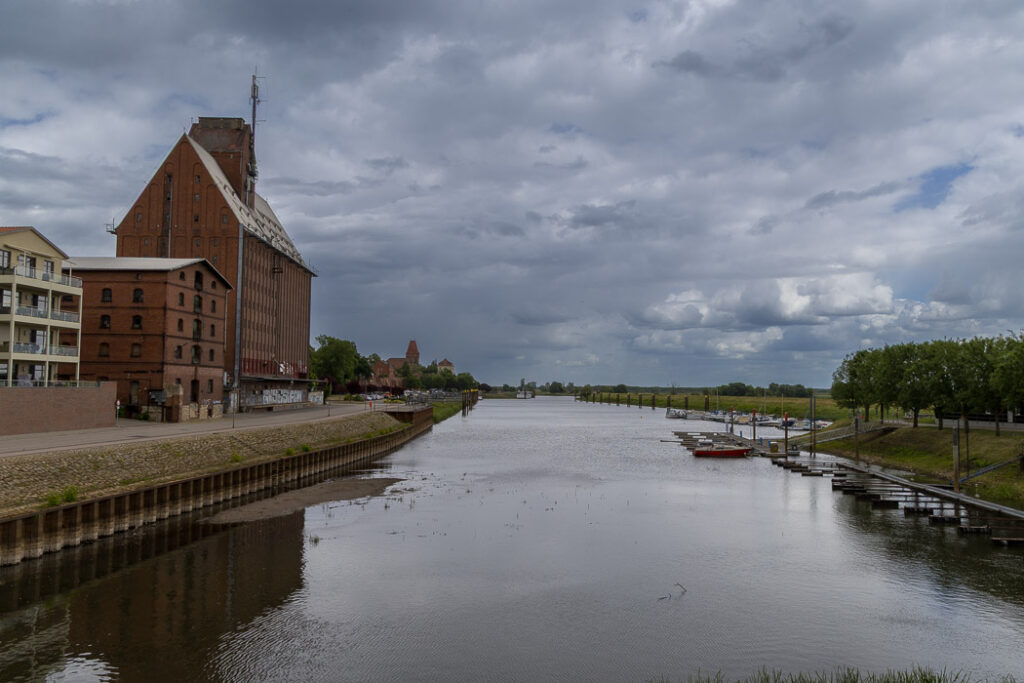 Elbe flyter förbi Tangermünde.