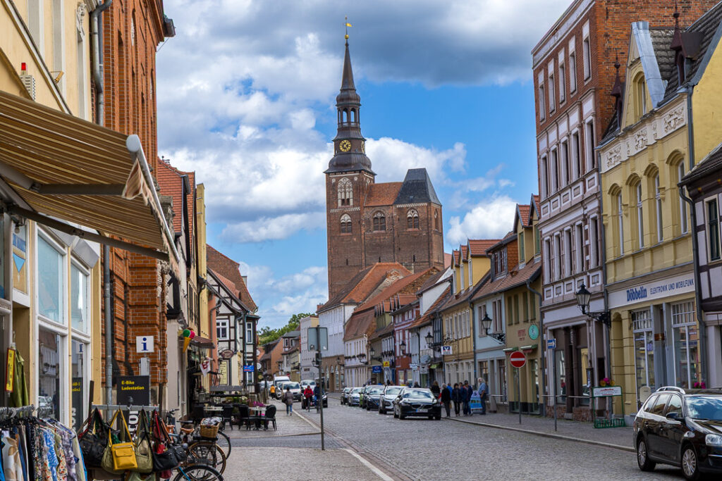 St. Stephan kyrkan dominerar gatubilden.