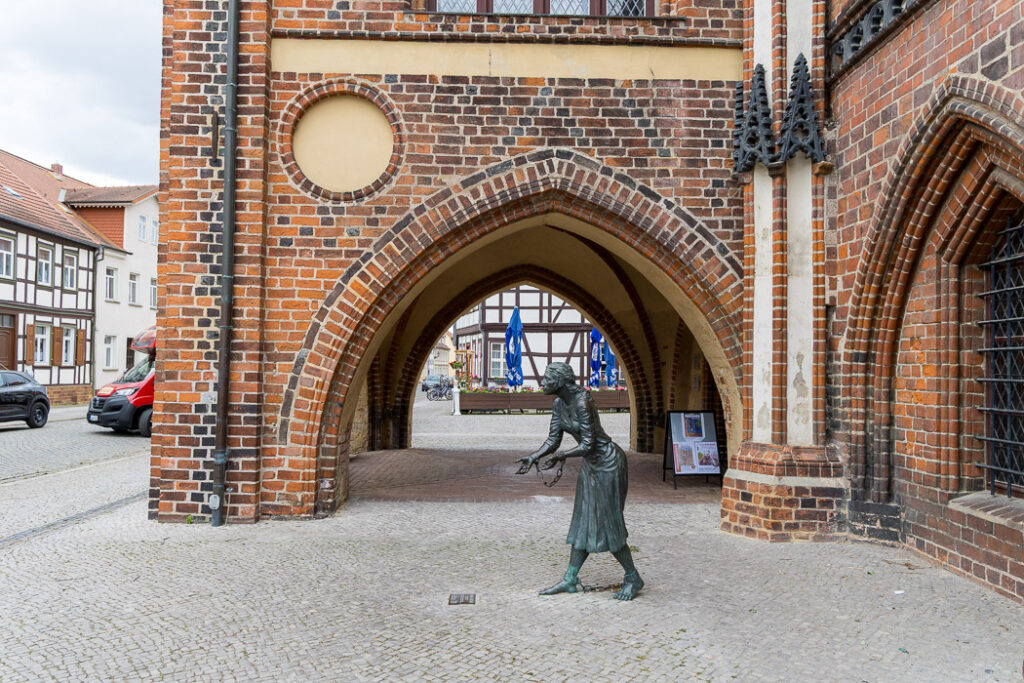Statyn av Grete Minde, som dömdes till döden och torterades och avrättades på bål för att ha orsakat den stora stadsbranden i 1617.