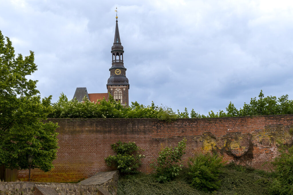 Tornet på den höga St. Stephan kyrkan. syns vida omkring.