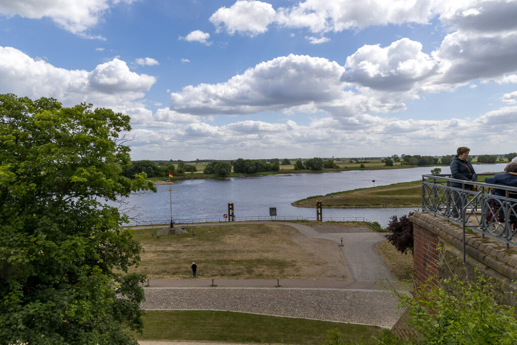 Utsikt över Elbe från parken vid slottet.