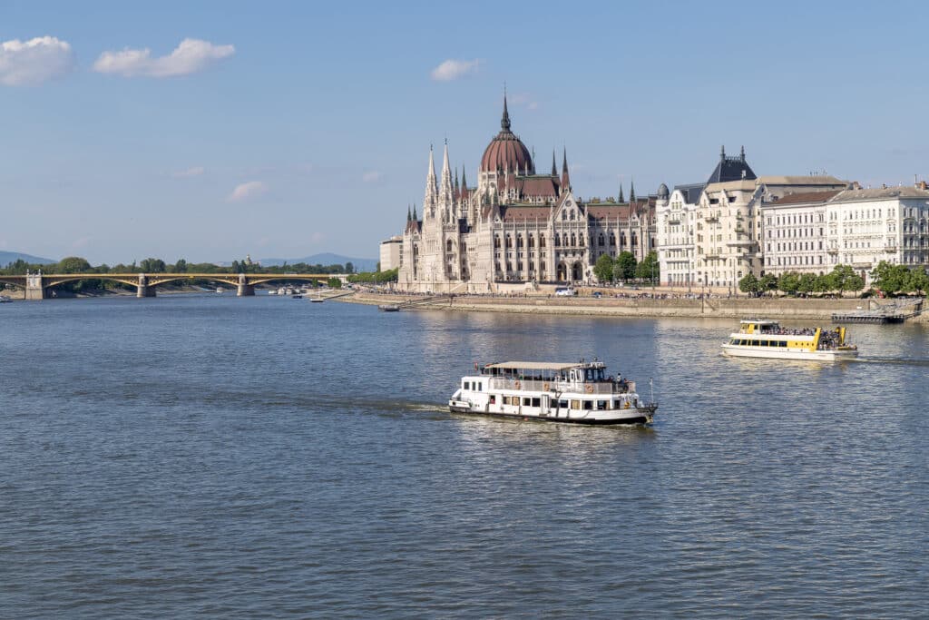 Den pampiga parlamentsbyggnaden i Budapest vid Donaus strand.